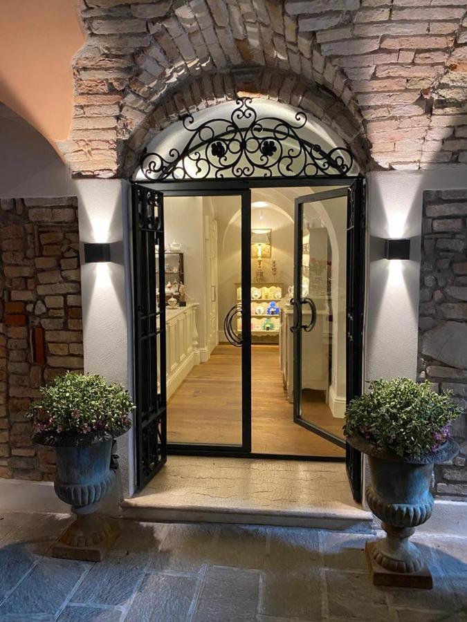 Отель Antica Dimora Desenzano Дезенцано-дель-Гарда Экстерьер фото
